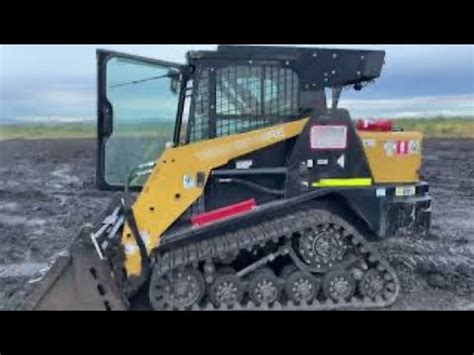 Spreading topsoil with a skid steer loader/ posi